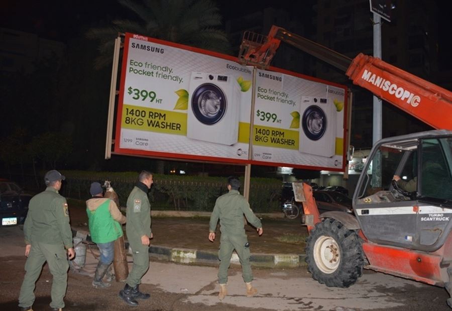 بالصورة: إزالة اللوحات المخالفة في الميناء