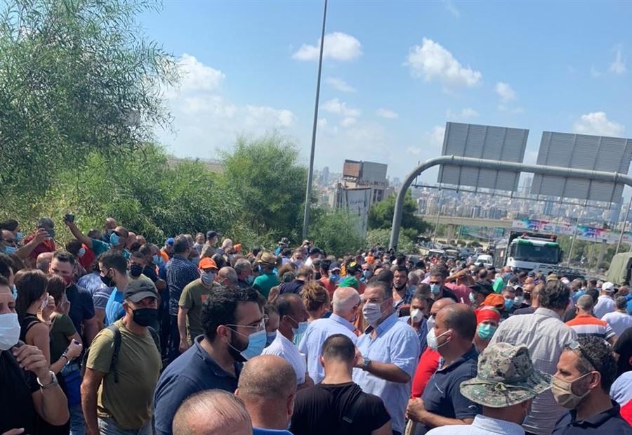 تظاهرة لـ "التيار" رفضاً لـ "التعرّض لموقع الرئاسة" تظاهرة لـ "التيار" رفضاً لـ "التعرّض لموقع الرئاسة"