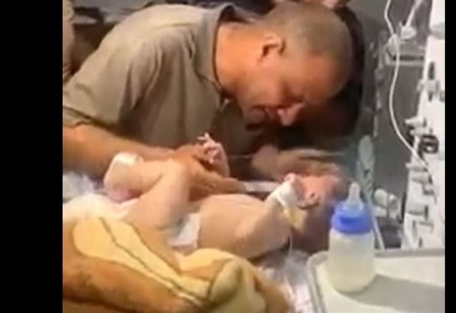 فيديو محزن من غزة... فلسطيني فقد عائلته ونجا رضيعه الوحيد!