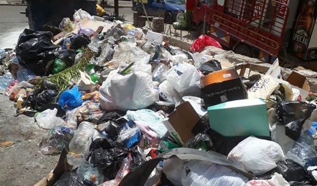 مشكلة النفايات في النبطية تتفاعل... وتهديد بقطع الطريق الدولية 