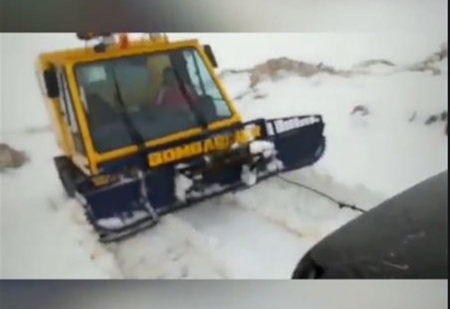 بالفيديو: انقاذ مواطنين علقوا بالثلوج وتنظيم محاضر ضبط! 