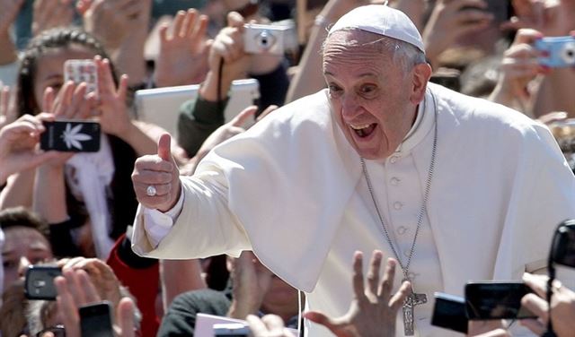 سئل البابا عن تناول المهدئات والفساد بالكنيسة.. هكذا أجاب