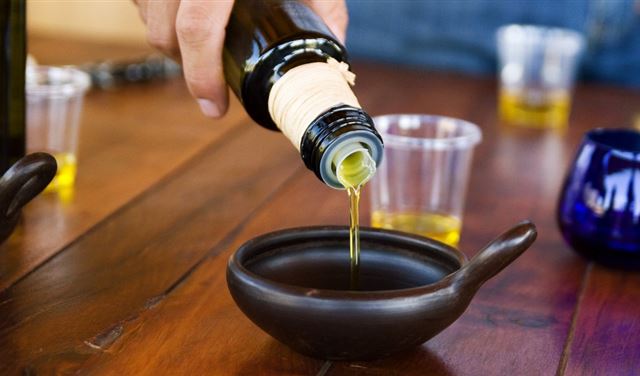 كيف تعرف زيت الزيتون المغشوش من الطبيعي؟