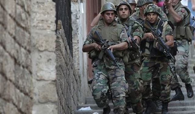 دهم منزلين لمطلوب في الحمودية وتوقيف عدد من الأشخاص