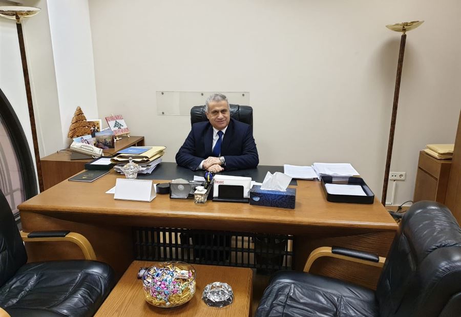 نائب "لبنان القوي" يستفز المتظاهرين بصورة من مكتبه 