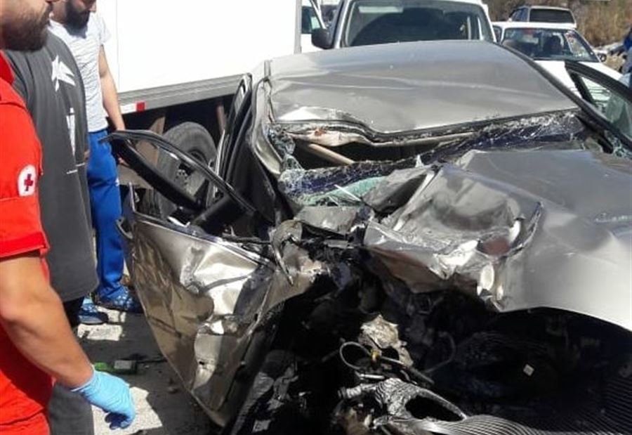 بالصور: إصابة أم وطفليها بحادث سير مروع على طريق البازورية