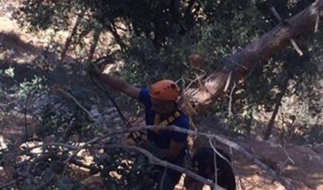 بالصور.. انقاذ شاب من اسفل واد في بيت شباب