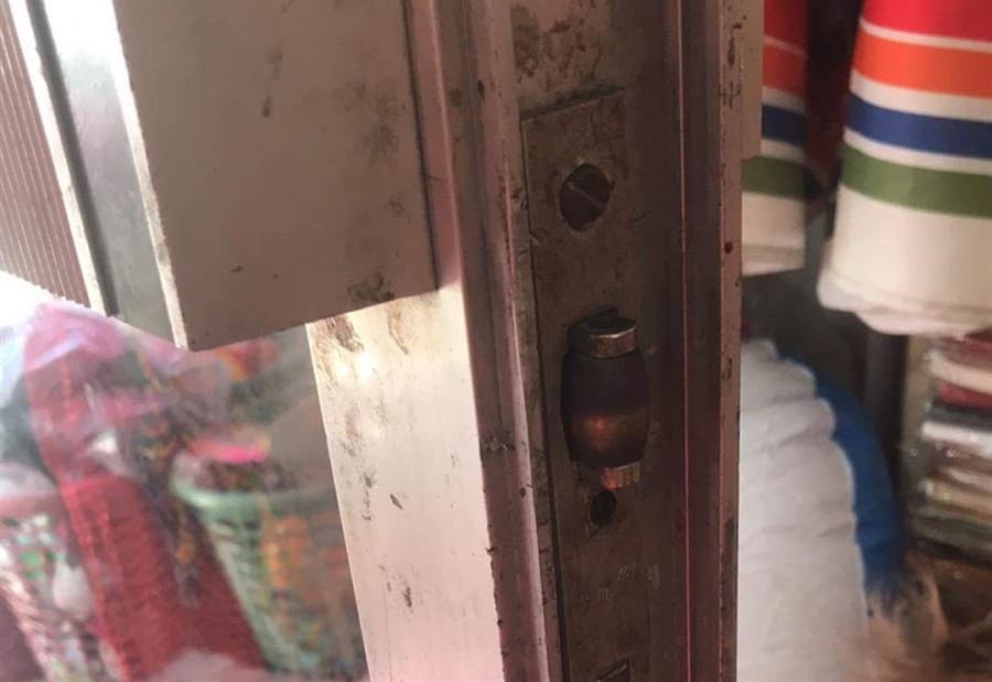 بالصورة:  سرقة محل في منطقة الفيلات صيدا