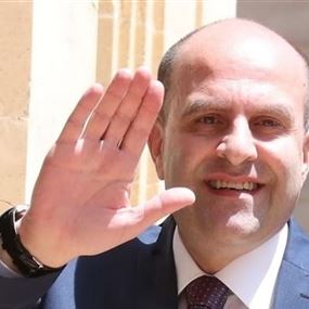 سليم عون يعتذر من أبي خليل سليم عون يعتذر من أبي خليل