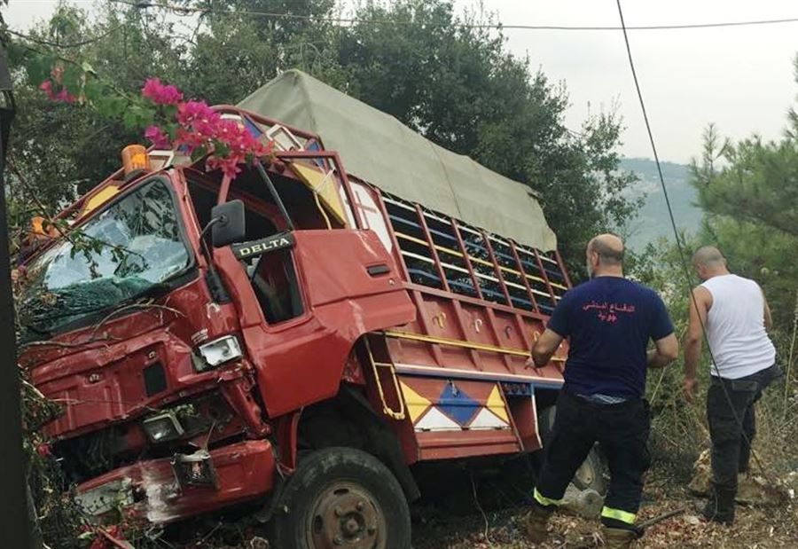 بالصور: انحراف "بيك آب" على طريق عام جعيتا