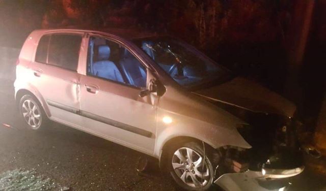بالصورة: جريح بإصطدام سيارته بفاصل الطريق الإسمنتي في زوق مصبح