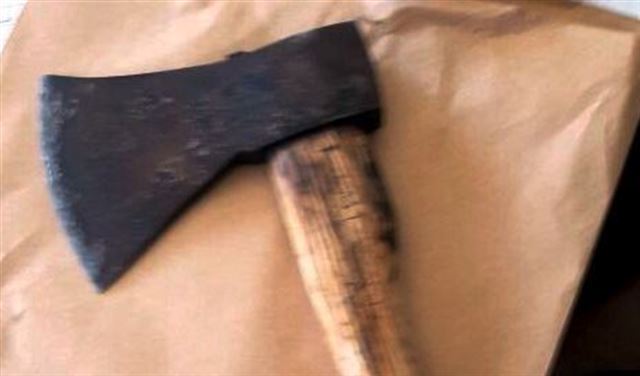 بالصورة.. هدّد بقتل ولده بالفأس في الغازية