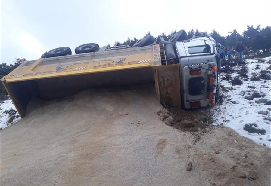 بالصورة: إنقلاب شاحنة محملة بالرمل في فنيدق