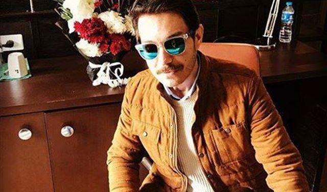 بالصور.. أحمد زاهر ببنطلون يثير الانتقادات بالصور.. أحمد زاهر ببنطلون يثير الانتقادات