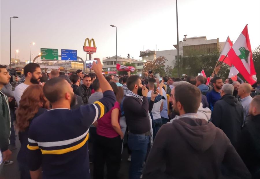 بالفيديو: توتّر بين "التيّار" والمعتصمين على طريق بعبدا