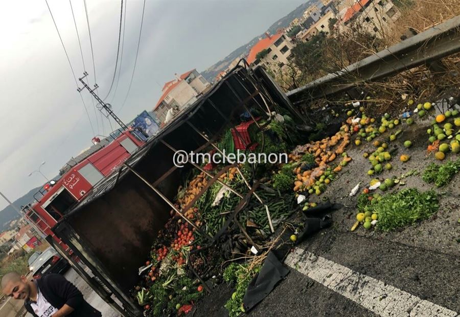 بالصور: إنقلاب بيك آب على أوتوستراد كفرعبيدا