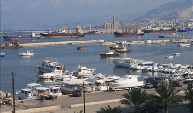 تطويق باخرة آتية من تركيا في طرابلس
