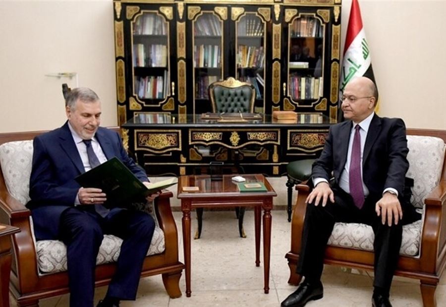 بالصور: زجاج مكتب الرئيس العراقي يكشف المستور 