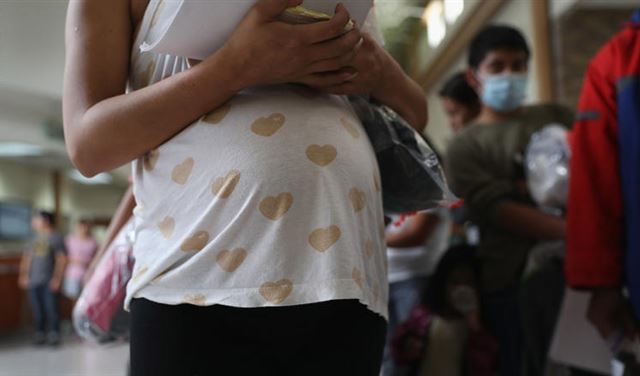 زيّفت حملها وقتلت صديقتها الحامل كي تسرق طفلتها