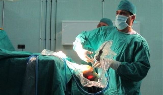  لماذا يرتدى الطبيب اللون "الأخضر" في غرفة العمليات؟