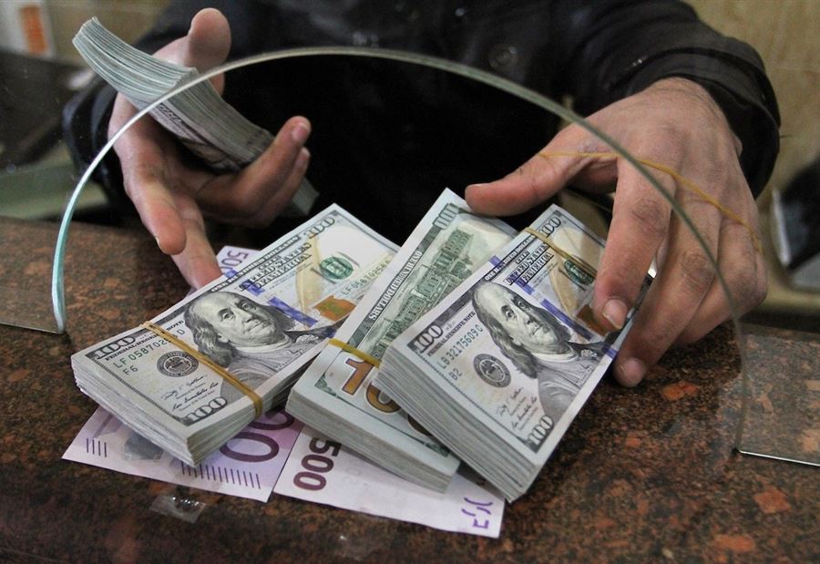سعرُ الدولارِ يَتخطى الـ 2700 ليرة 