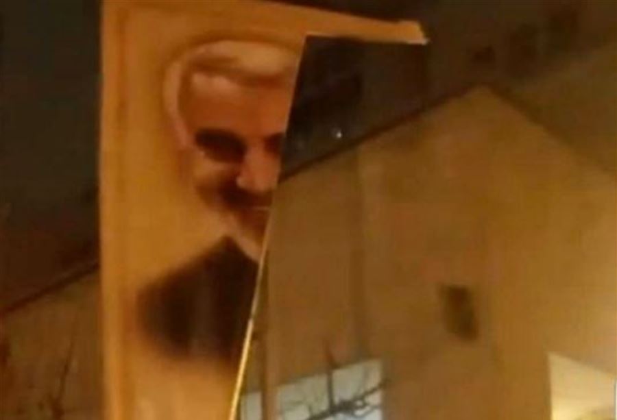 رويترز: محتجون مزقوا صورًا لـ"سليماني" في إيران