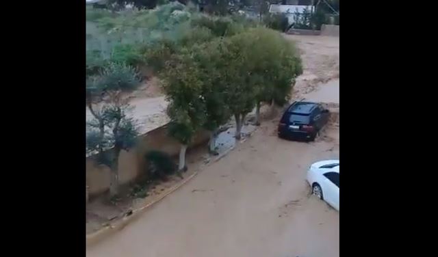 بالفيديو:كارثة تضرب مجمع Palmera وتجرف السيارات الى البحر