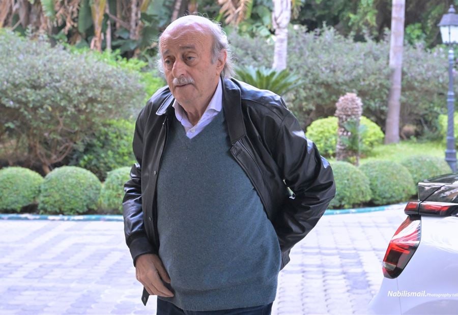 "الأفكار موجودة"... ماذا تحمل زيارة جنبلاط إلى باريس؟