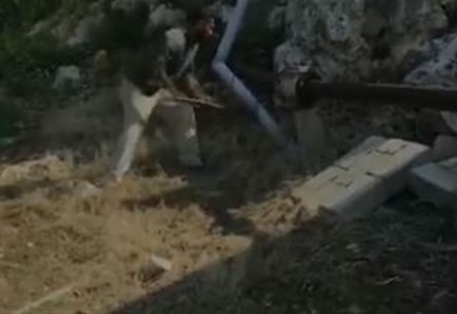 بالفيديو: نزع شبكة الصرف الصحي لسكان إحدى الأحياء بمؤازرة أمنية!