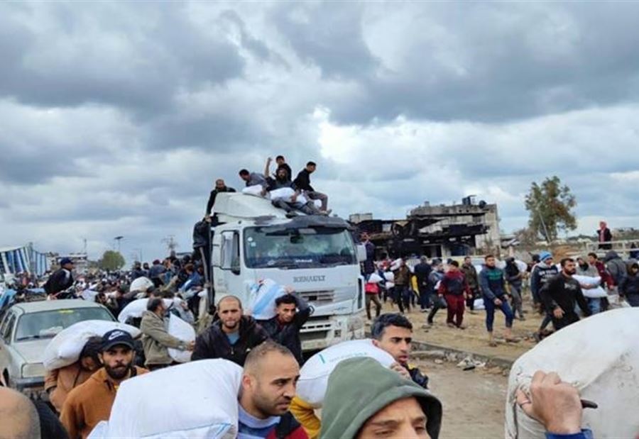 "الله أكبر"... مشهد مؤثّر بعد حصول أهالي غزّة على أكياس طحين! (فيديو)