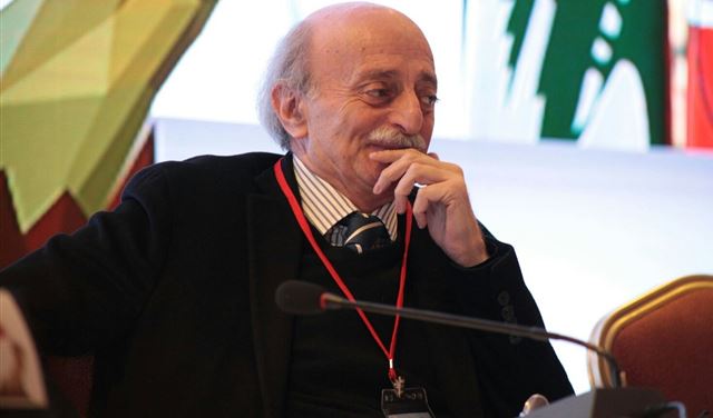 جنبلاط للسيد: ما زلت مجنوناً