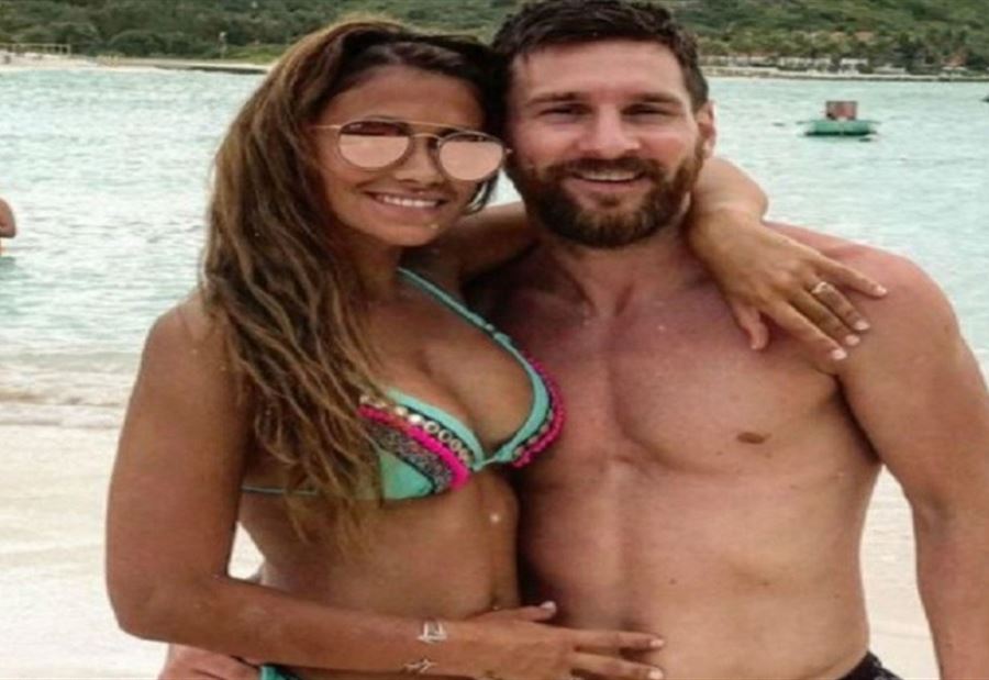 صورة نادرة لميسي وزوجته على الشاطئ صورة نادرة لميسي وزوجته على الشاطئ