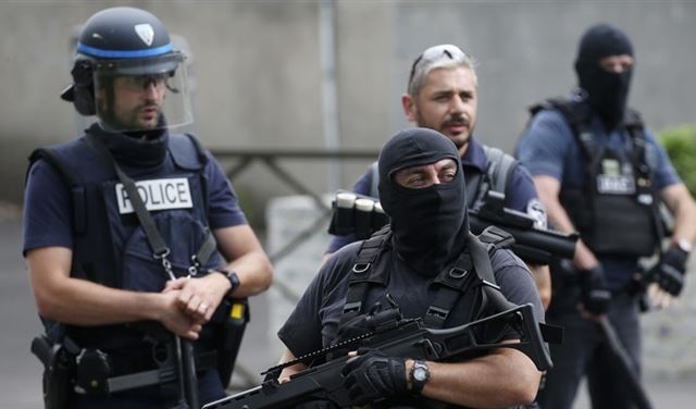 فرنسا توقف 3 أشخاص يشتبه بتخطيطهم لاعتداءات فرنسا توقف 3 أشخاص يشتبه بتخطيطهم لاعتداءات