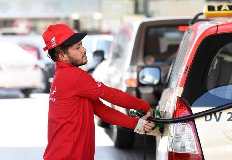 عند أي كمية وقود يجب إعادة تعبئة خزان السيارة؟