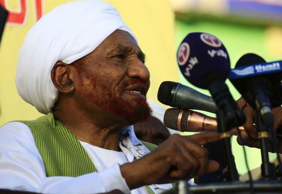 الصادق المهدي يعود إلى السودان بعد غياب