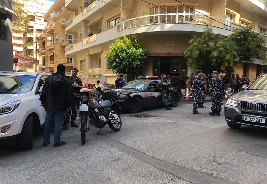 بالصور: المعتصمون يحاصرون منزل شقير بالصور: المعتصمون يحاصرون منزل شقير