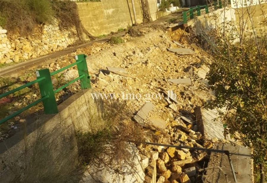 بالصور: انهيار حائط على طريق عام جزين 