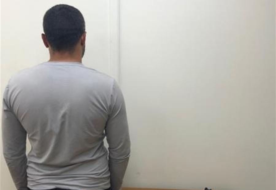 بالصورة: يسرق حقائب من داخل سيارات في الاشرفية وضبية 