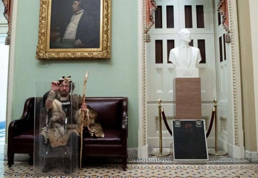 مفاجأةٌ بشأن هوية "رجل الفراء" الذي اقتحم الكونغرس