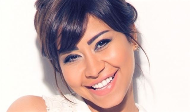 بعد ردّ عمرو دياب القاسي شيرين تنهار بالبكاء