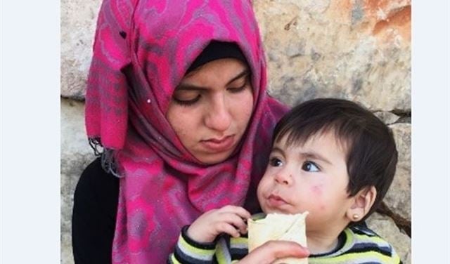 بالفيديو: الجيش يساعد نازحة على إيجاد طفلتها المفقودة