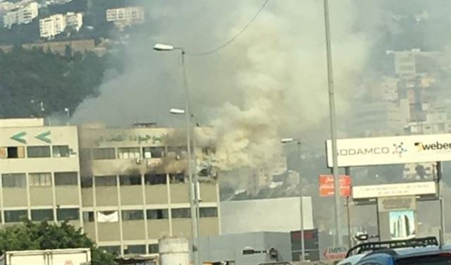 حريق كبير داخل معمل للأخشاب في نهر الموت