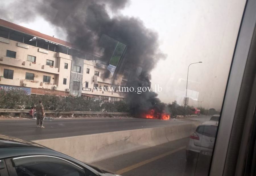 بالصورة: 3 جرحى باصطدام مركبة واحتراقها على اوتوستراد الناعمة 