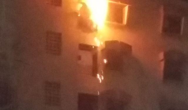 المفرقعات النارية تتسبب باندلاع حريق بمبنى في صيدا