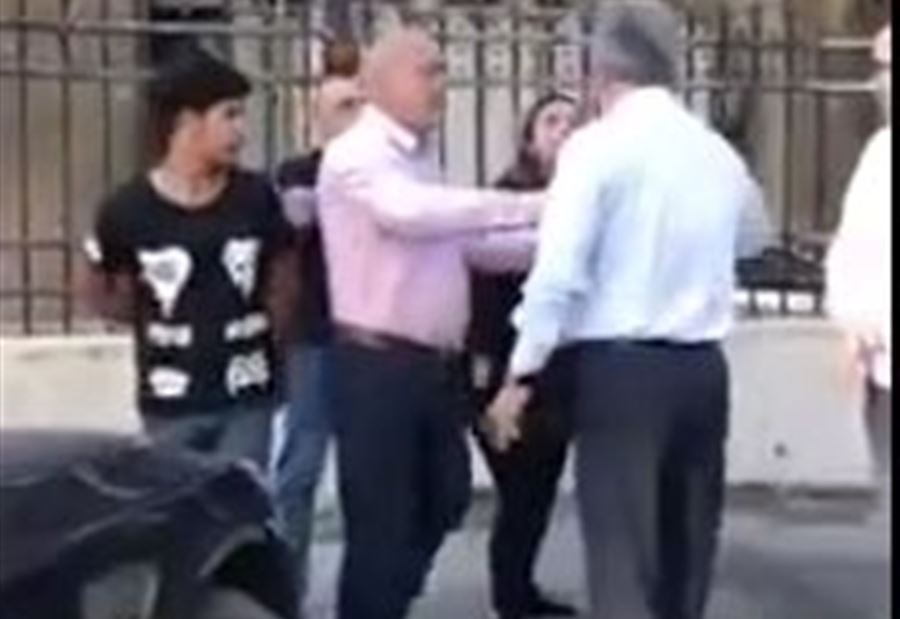 بالفيديو: محامٍ يُهاجِم مُتظاهرة أمام بيت المحامي