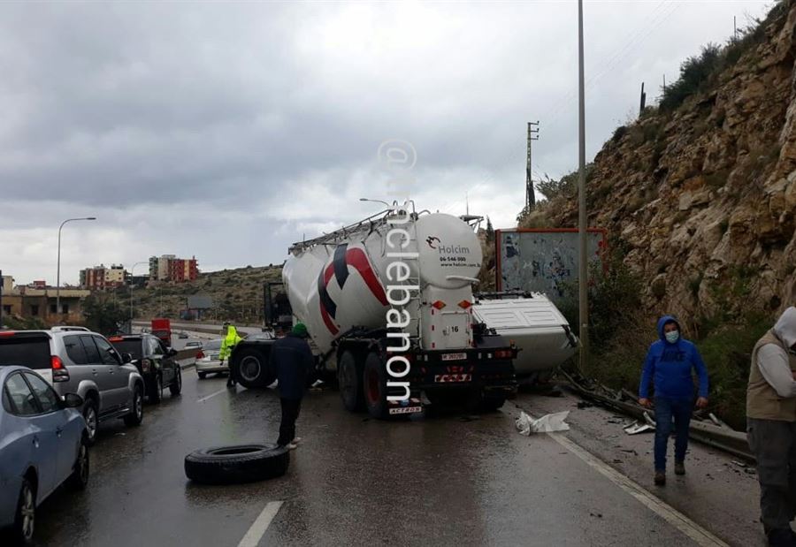 بالصور: انزلاق قاطرة ومقطورة على اوتوستراد الجية 