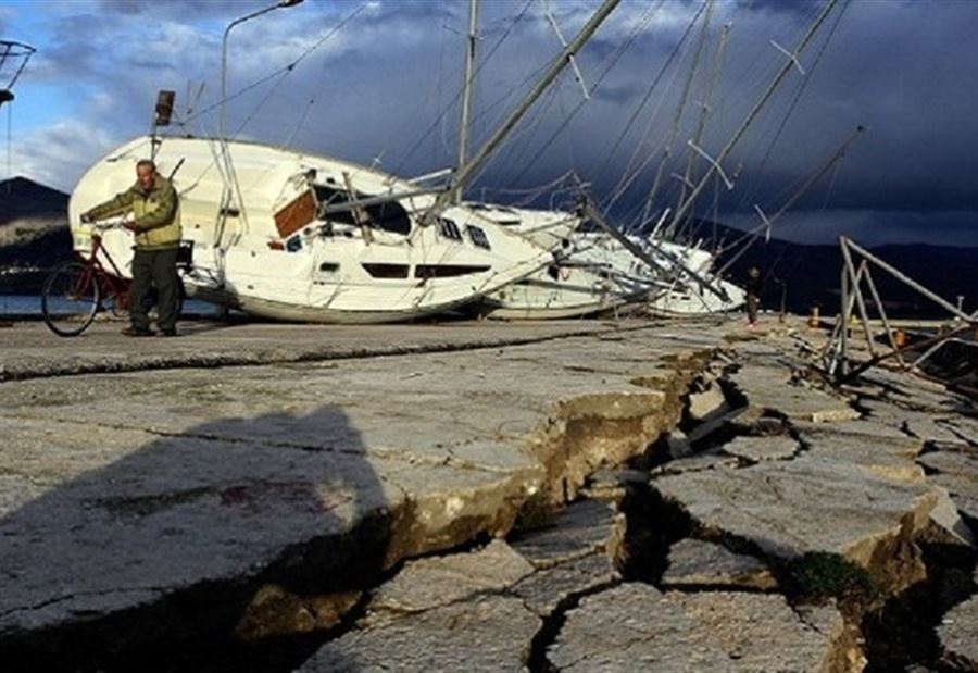 زلزال بقوة 7.5 درجة يضرب جزرا في إندونيسيا زلزال بقوة 7.5 درجة يضرب جزرا في إندونيسيا