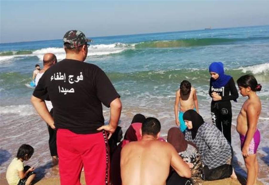 بالصور: انقاذ عائلة سورية من الغرق في صيدا