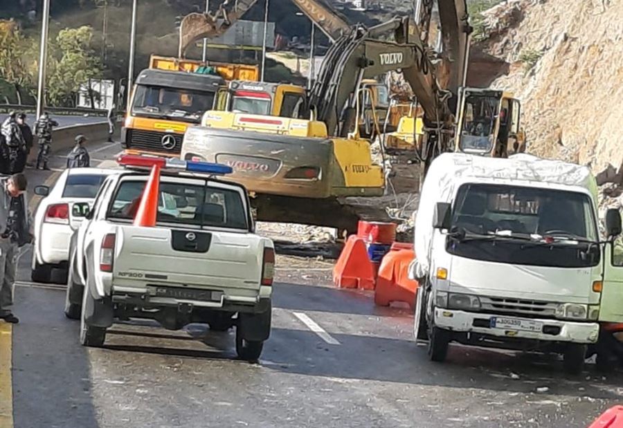 بالصورة: طريق شكا - البترون مقطوعة