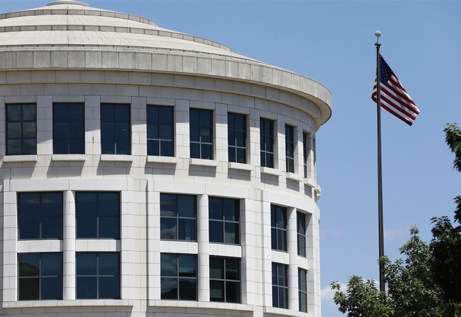 إعترفت في عمليات غسيل أموال لـ "حزب الله"...  وما علاقة المنار؟